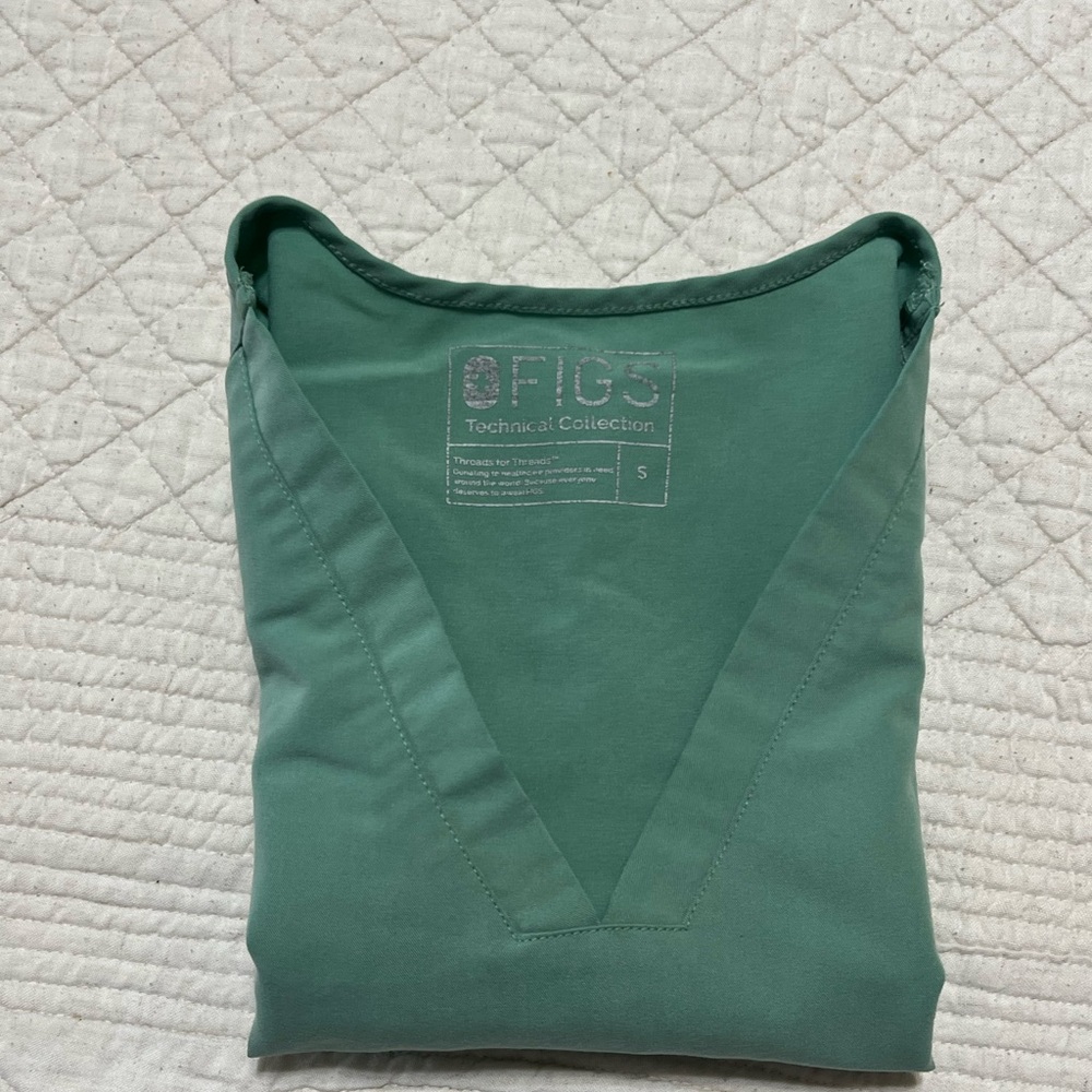 Beautiful RARE COLOR Jade Figs Casma scrub top, size Small, great condition!
